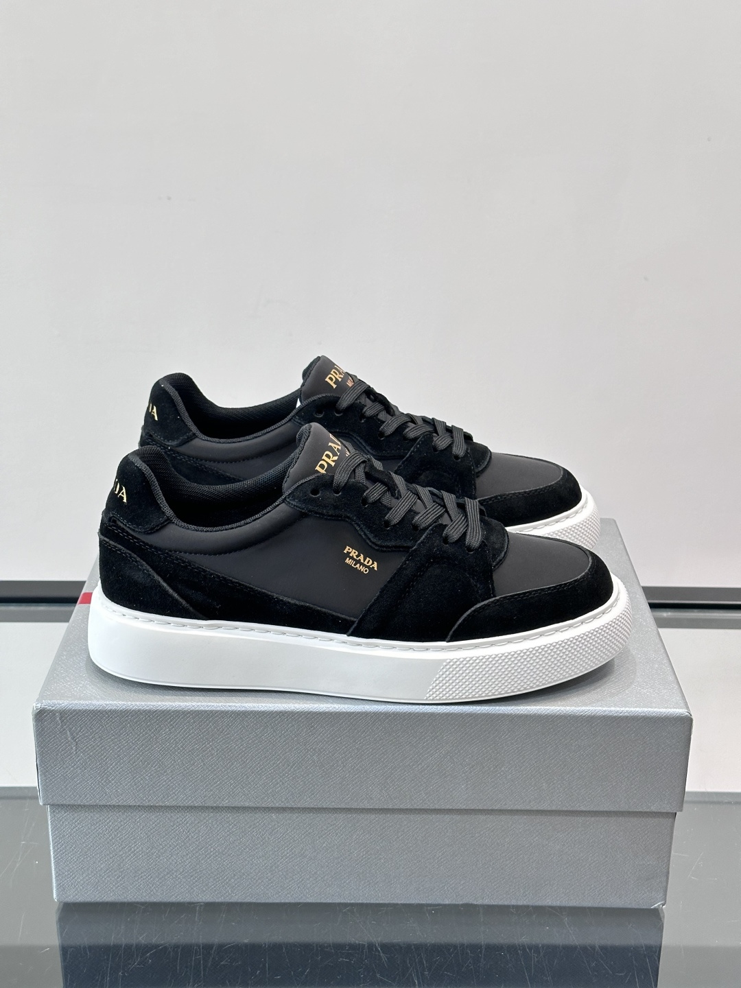 👟Prada这款拼接运动鞋，采用麂皮➕牛革，简约又有质感。侧面金色Logo超有辨识度✨，厚底橡胶鞋底，穿