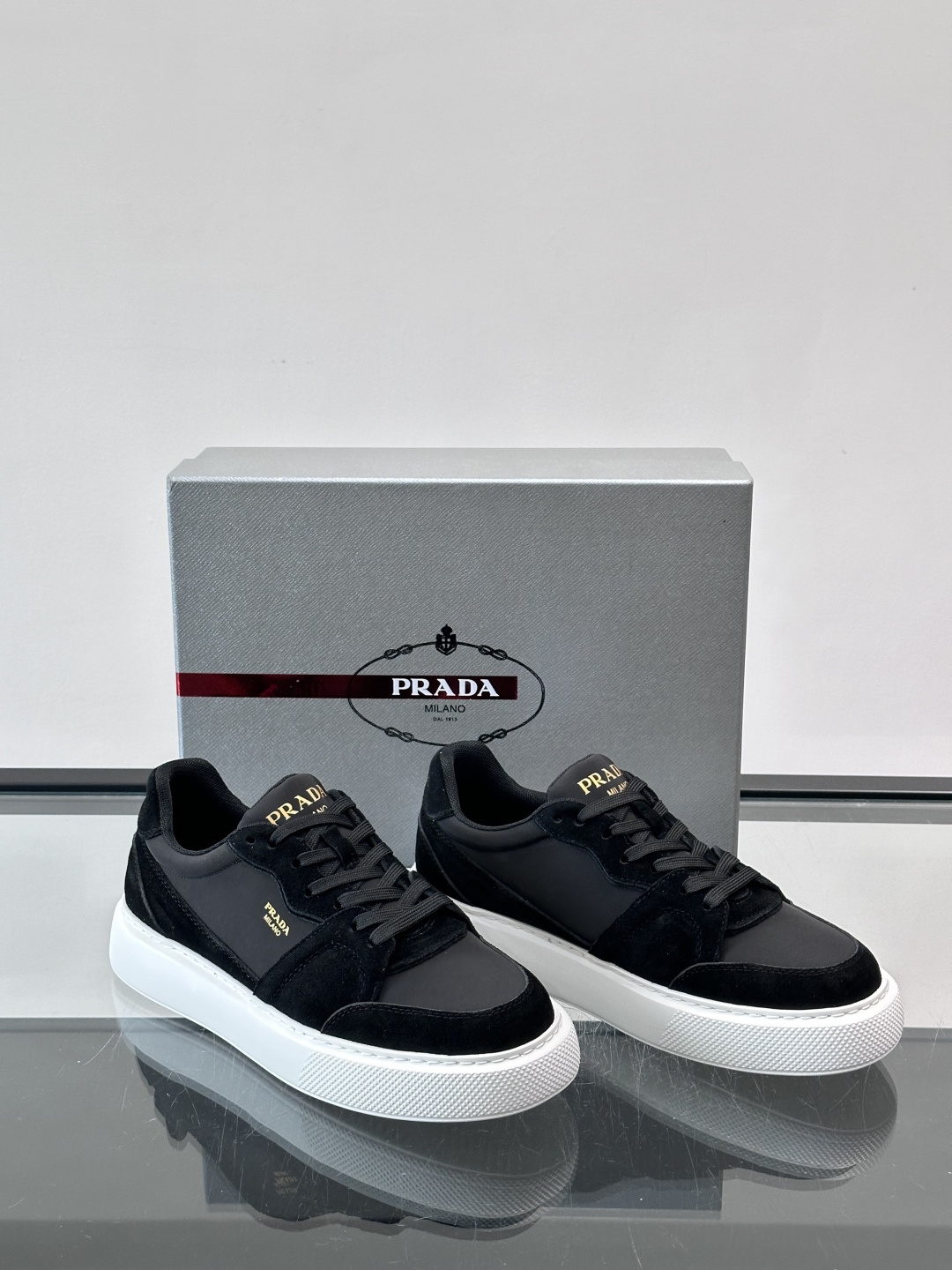 👟Prada这款拼接运动鞋，采用麂皮➕牛革，简约又有质感。侧面金色Logo超有辨识度✨，厚底橡胶鞋底，穿