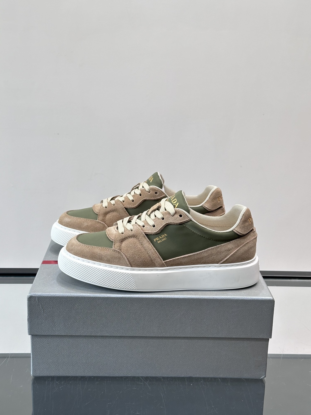 👟Prada这款拼接运动鞋，采用麂皮➕牛革，简约又有质感。侧面金色Logo超有辨识度✨，厚底橡胶鞋底，穿