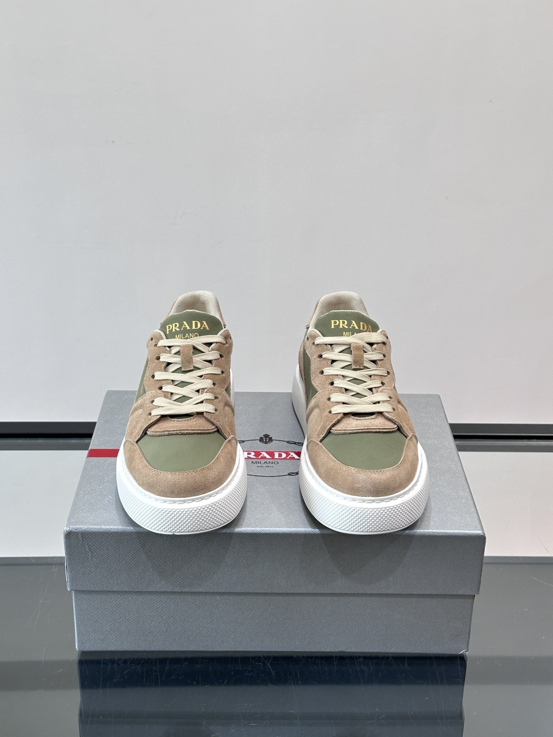 👟Prada这款拼接运动鞋，采用麂皮➕牛革，简约又有质感。侧面金色Logo超有辨识度✨，厚底橡胶鞋底，穿