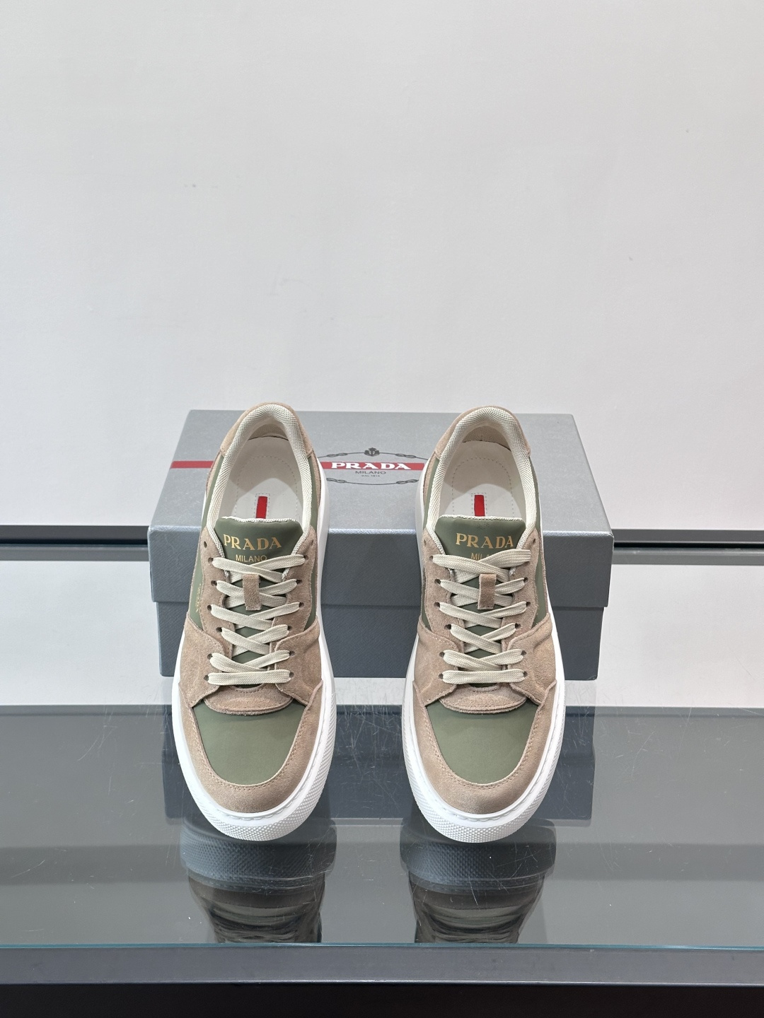 👟Prada这款拼接运动鞋，采用麂皮➕牛革，简约又有质感。侧面金色Logo超有辨识度✨，厚底橡胶鞋底，穿