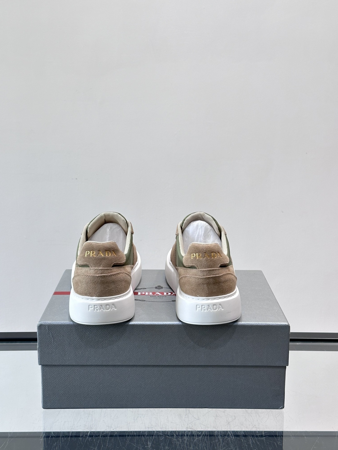 👟Prada这款拼接运动鞋，采用麂皮➕牛革，简约又有质感。侧面金色Logo超有辨识度✨，厚底橡胶鞋底，穿