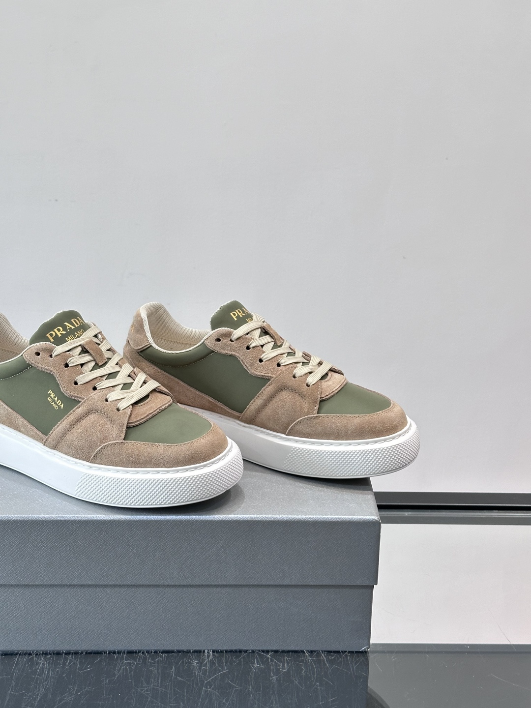 👟Prada这款拼接运动鞋，采用麂皮➕牛革，简约又有质感。侧面金色Logo超有辨识度✨，厚底橡胶鞋底，穿