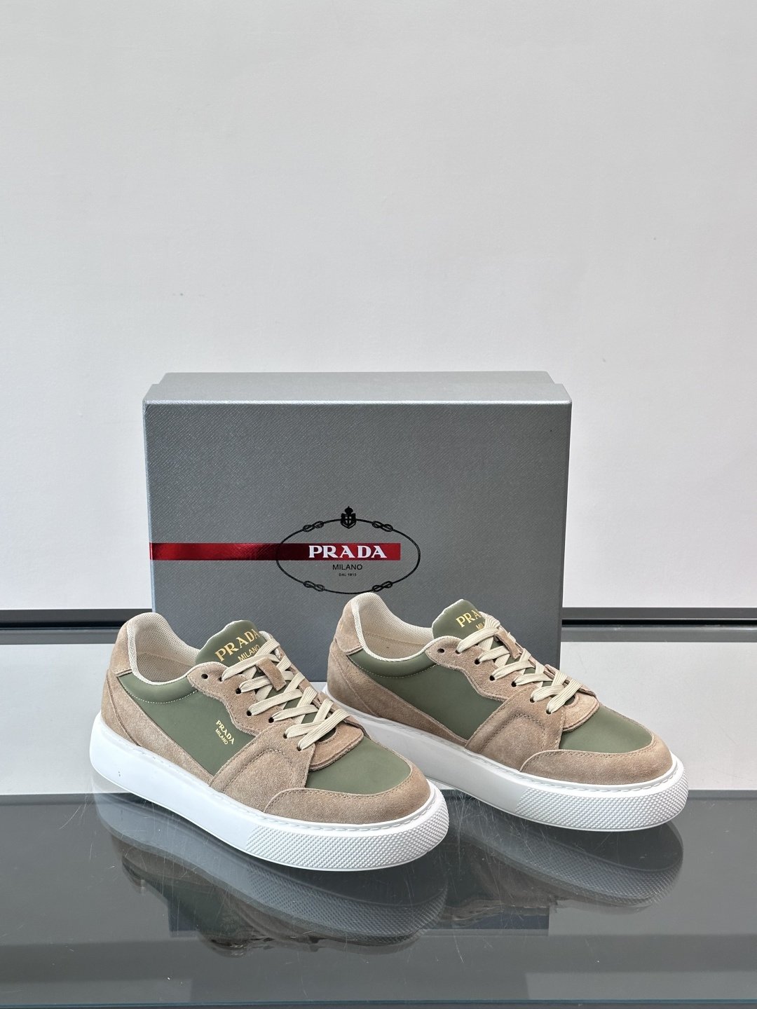 👟Prada这款拼接运动鞋，采用麂皮➕牛革，简约又有质感。侧面金色Logo超有辨识度✨，厚底橡胶鞋底，穿