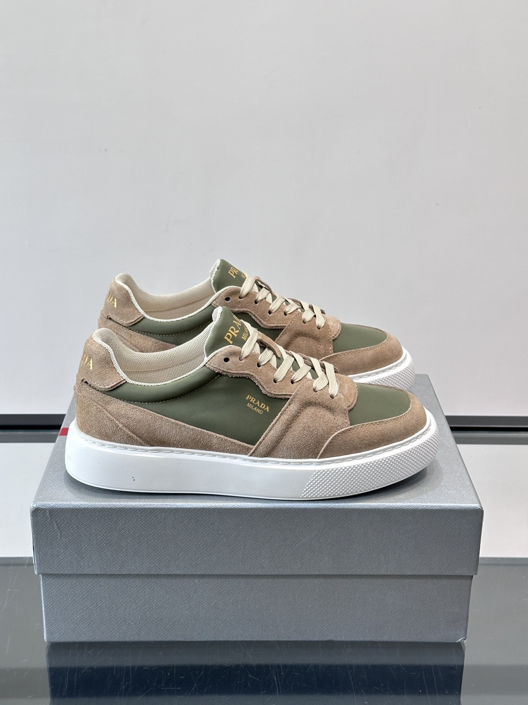 👟Prada这款拼接运动鞋，采用麂皮➕牛革，简约又有质感。侧面金色Logo超有辨识度✨，厚底橡胶鞋底，穿