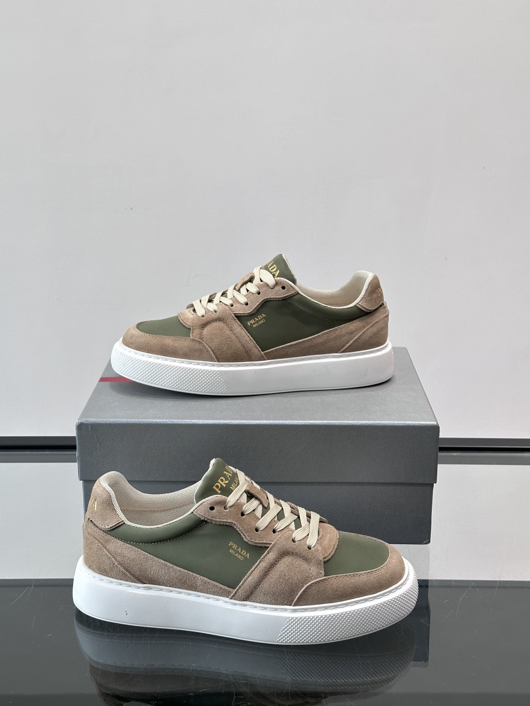 👟Prada这款拼接运动鞋，采用麂皮➕牛革，简约又有质感。侧面金色Logo超有辨识度✨，厚底橡胶鞋底，穿