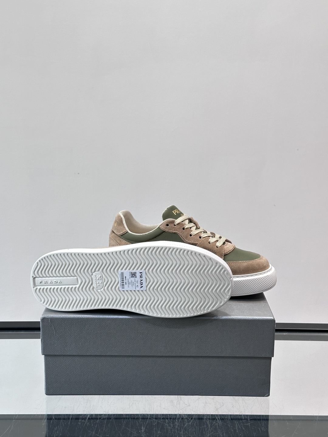 👟Prada这款拼接运动鞋，采用麂皮➕牛革，简约又有质感。侧面金色Logo超有辨识度✨，厚底橡胶鞋底，穿