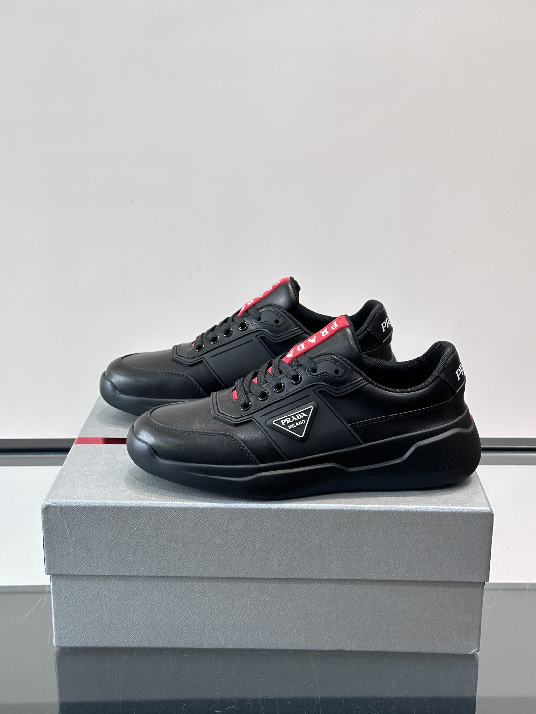 👟PRADA男士运动鞋，采用高品质牛皮+牛皮内里，搭配原厂鞋底，舒适又耐用。鞋面简约，三角Logo+红色