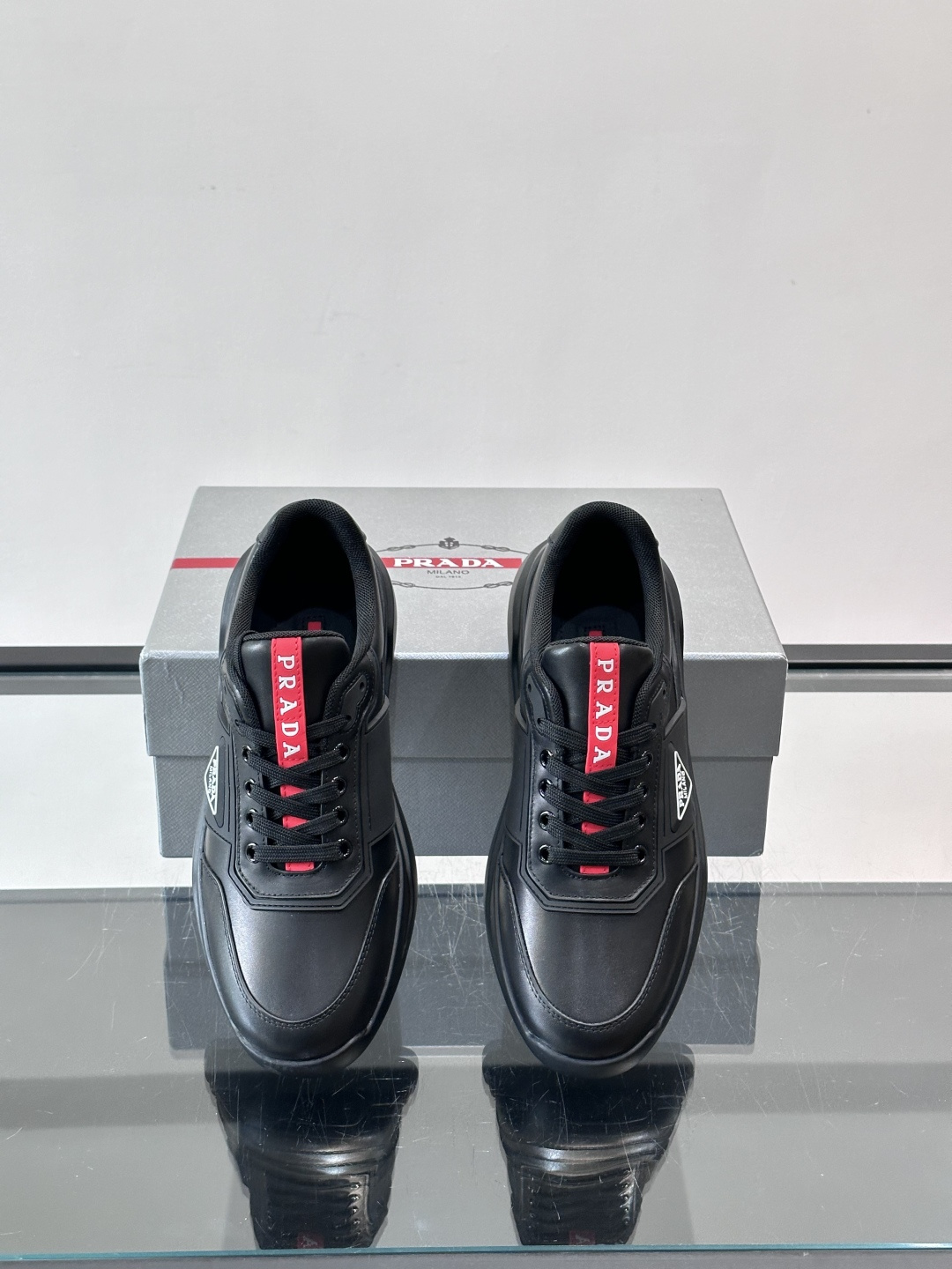 👟PRADA男士运动鞋，采用高品质牛皮+牛皮内里，搭配原厂鞋底，舒适又耐用。鞋面简约，三角Logo+红色