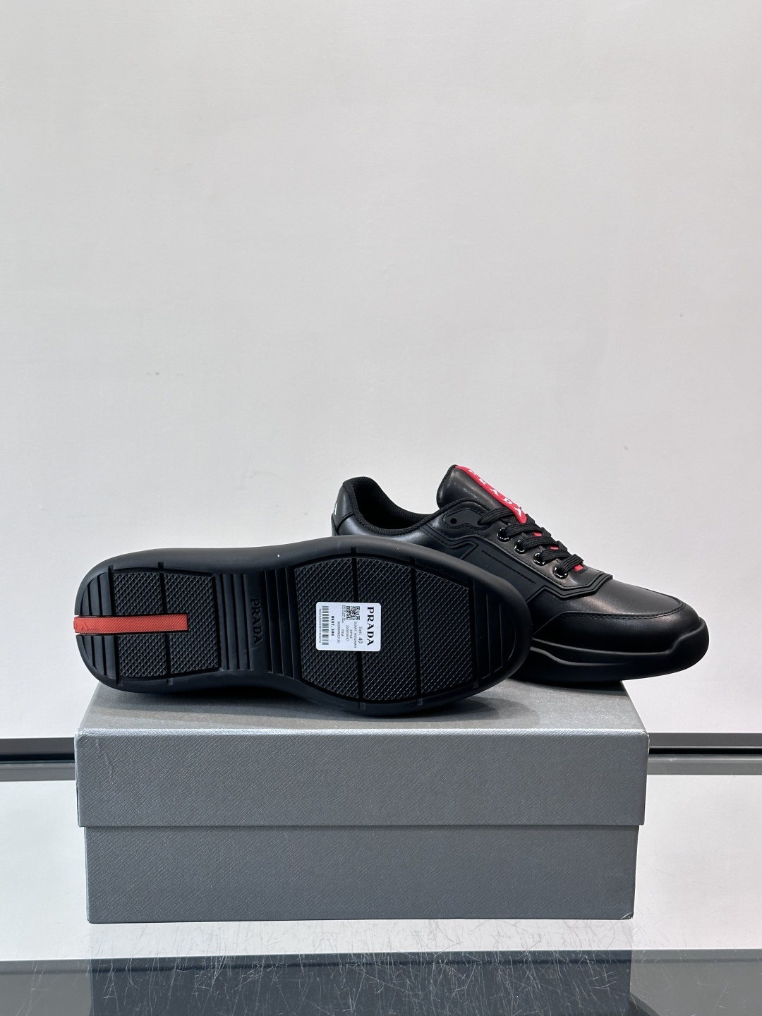 👟PRADA男士运动鞋，采用高品质牛皮+牛皮内里，搭配原厂鞋底，舒适又耐用。鞋面简约，三角Logo+红色