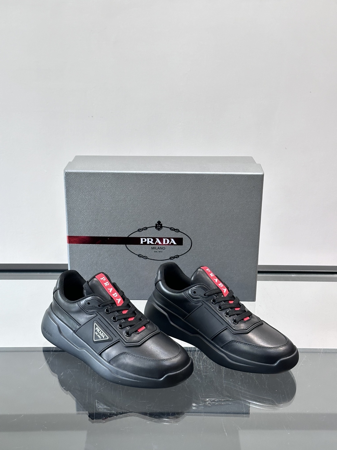 👟PRADA男士运动鞋，采用高品质牛皮+牛皮内里，搭配原厂鞋底，舒适又耐用。鞋面简约，三角Logo+红色