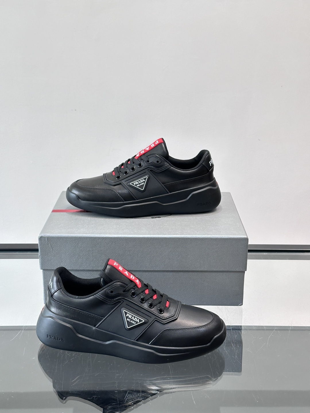 👟PRADA男士运动鞋，采用高品质牛皮+牛皮内里，搭配原厂鞋底，舒适又耐用。鞋面简约，三角Logo+红色