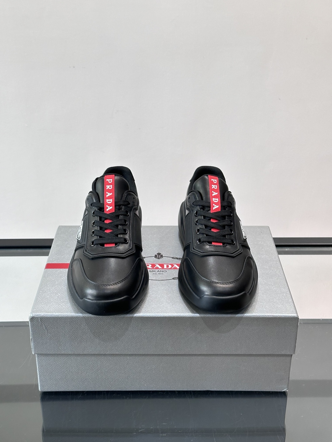 👟PRADA男士运动鞋，采用高品质牛皮+牛皮内里，搭配原厂鞋底，舒适又耐用。鞋面简约，三角Logo+红色
