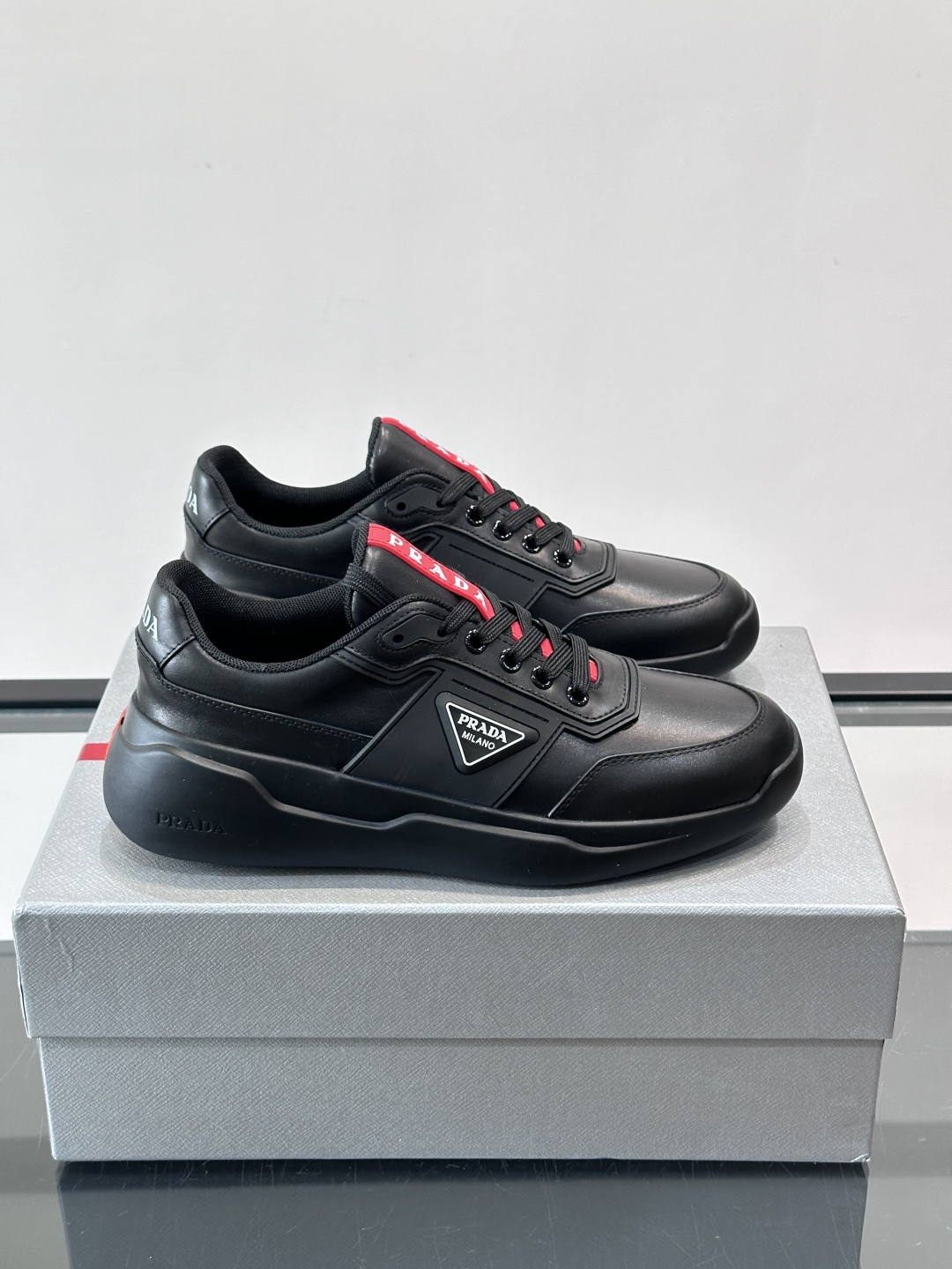 👟PRADA男士运动鞋，采用高品质牛皮+牛皮内里，搭配原厂鞋底，舒适又耐用。鞋面简约，三角Logo+红色