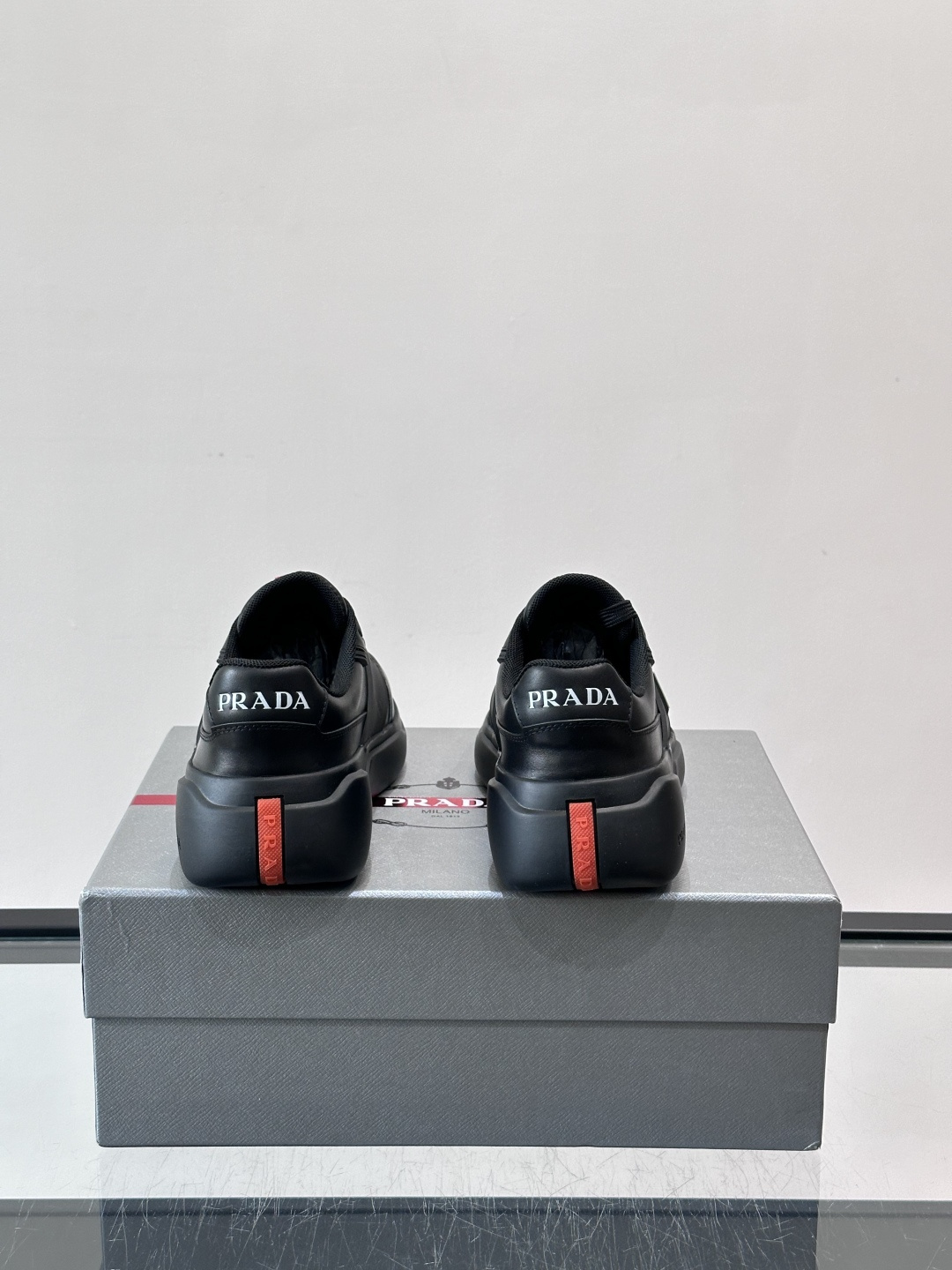 👟PRADA男士运动鞋，采用高品质牛皮+牛皮内里，搭配原厂鞋底，舒适又耐用。鞋面简约，三角Logo+红色