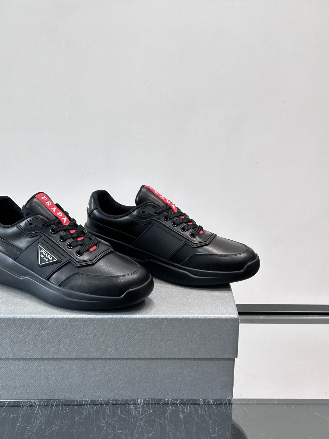 👟PRADA男士运动鞋，采用高品质牛皮+牛皮内里，搭配原厂鞋底，舒适又耐用。鞋面简约，三角Logo+红色