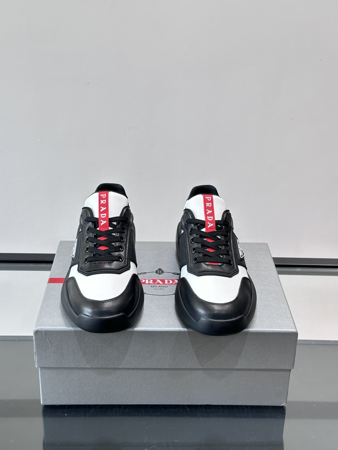 👟PRADA男士运动鞋，采用高品质牛皮+牛皮内里，搭配原厂鞋底，舒适又耐用。鞋面简约，三角Logo+红色
