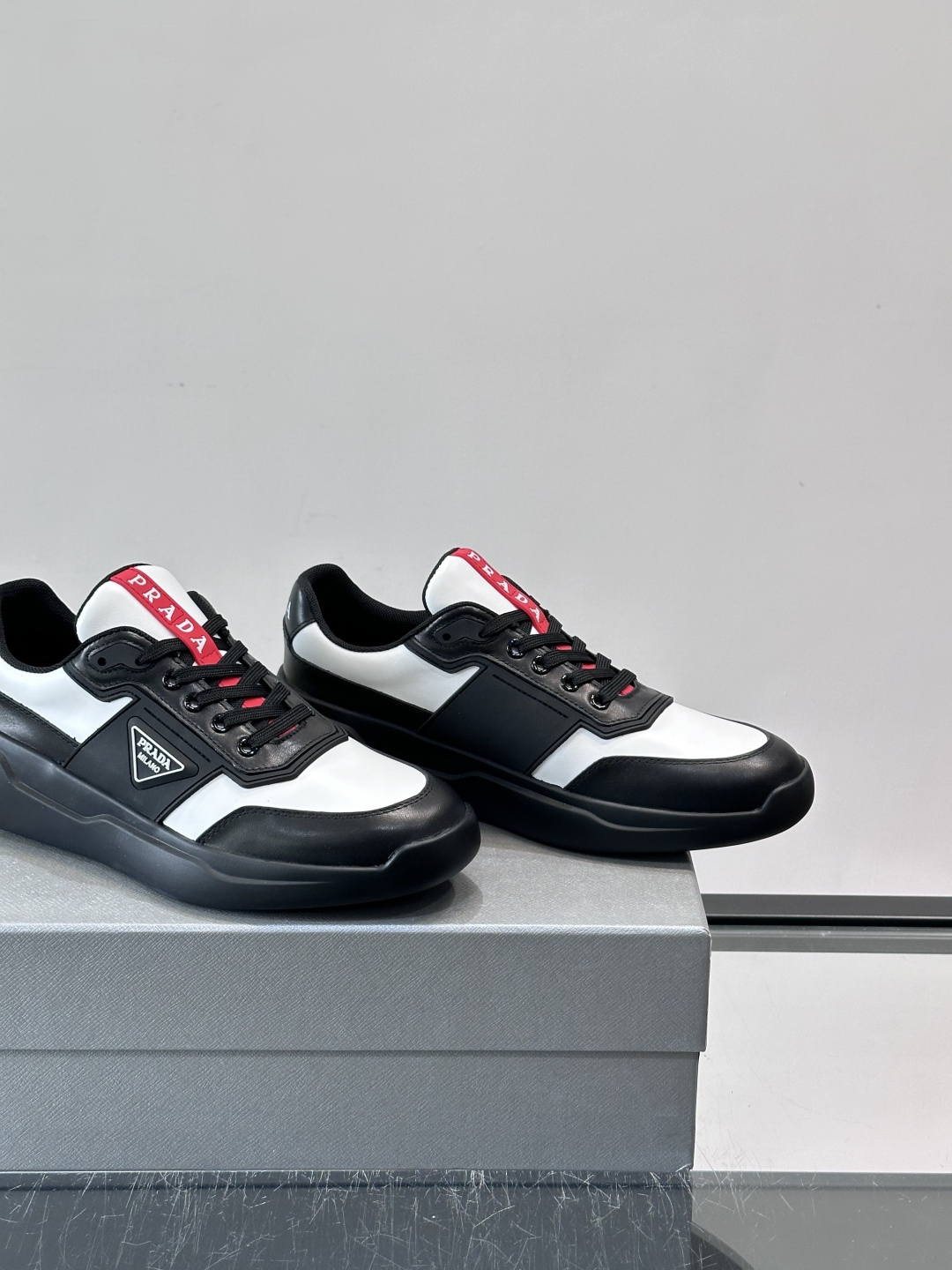 👟PRADA男士运动鞋，采用高品质牛皮+牛皮内里，搭配原厂鞋底，舒适又耐用。鞋面简约，三角Logo+红色