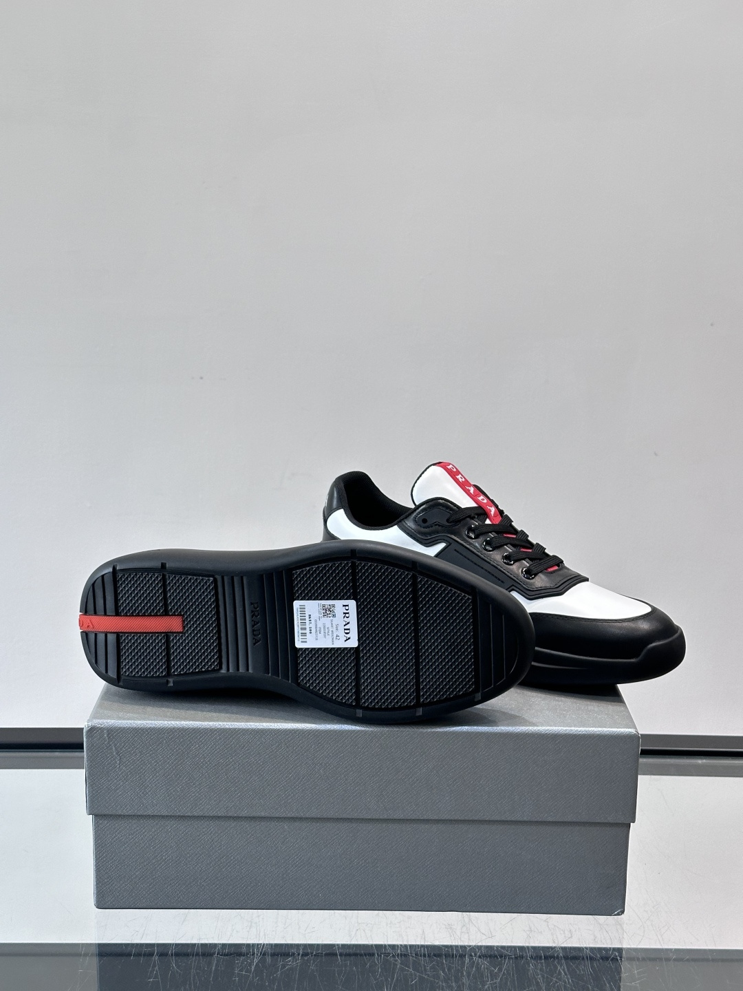 👟PRADA男士运动鞋，采用高品质牛皮+牛皮内里，搭配原厂鞋底，舒适又耐用。鞋面简约，三角Logo+红色