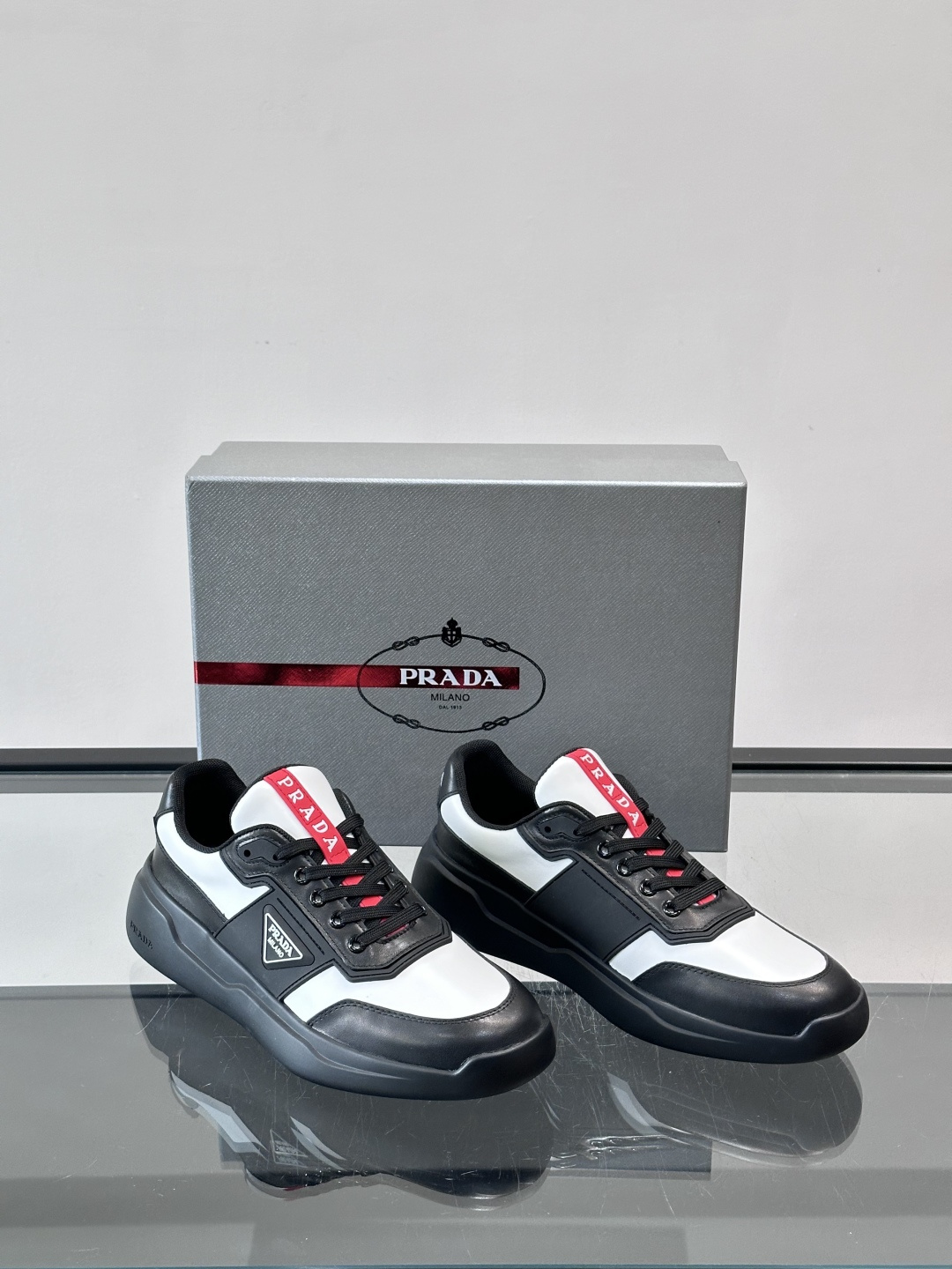 👟PRADA男士运动鞋，采用高品质牛皮+牛皮内里，搭配原厂鞋底，舒适又耐用。鞋面简约，三角Logo+红色