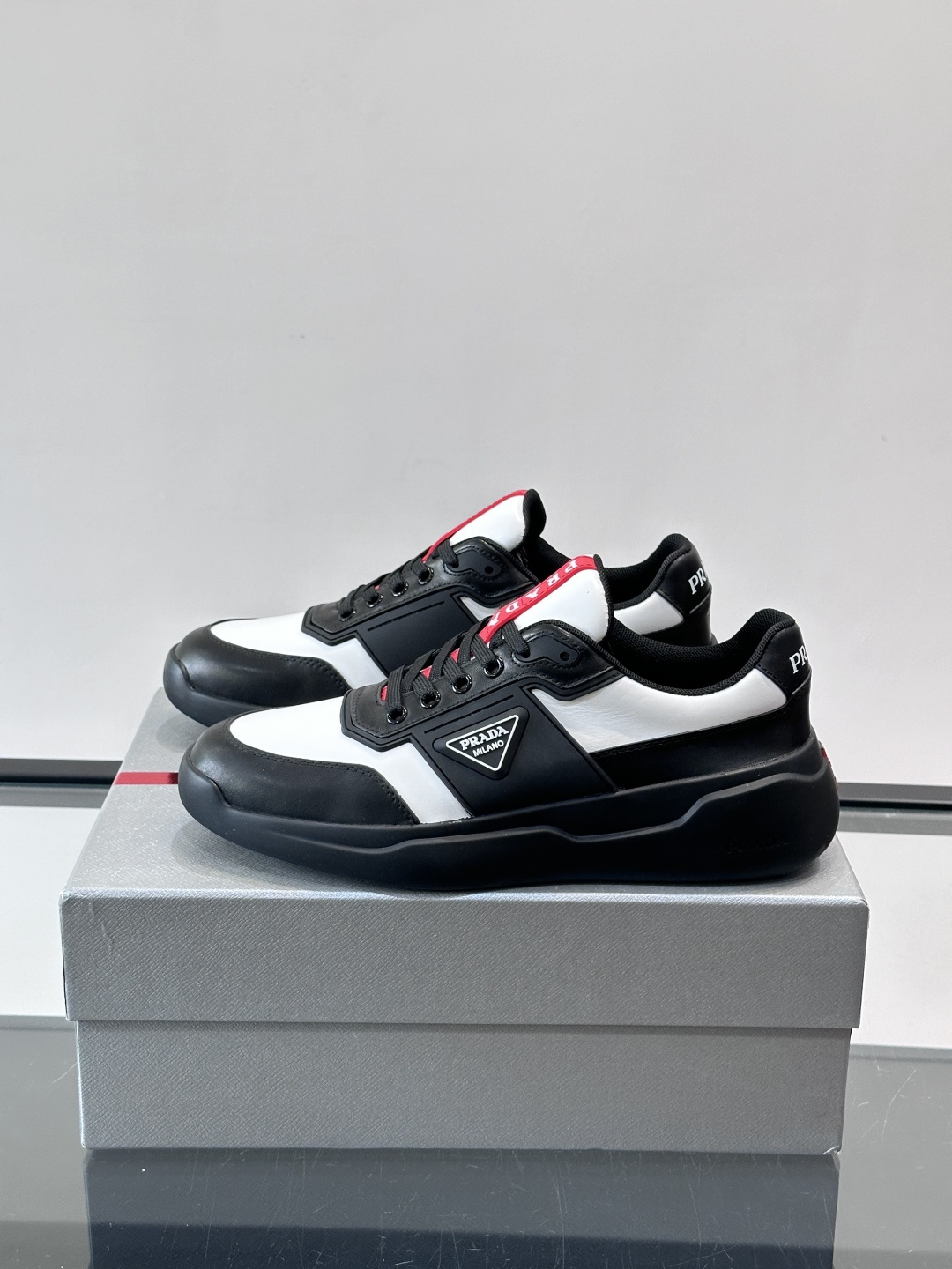 👟PRADA男士运动鞋，采用高品质牛皮+牛皮内里，搭配原厂鞋底，舒适又耐用。鞋面简约，三角Logo+红色