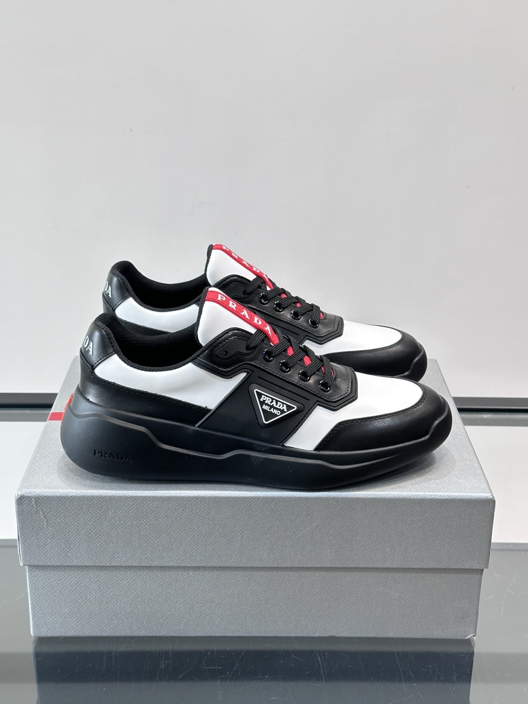 👟PRADA男士运动鞋，采用高品质牛皮+牛皮内里，搭配原厂鞋底，舒适又耐用。鞋面简约，三角Logo+红色