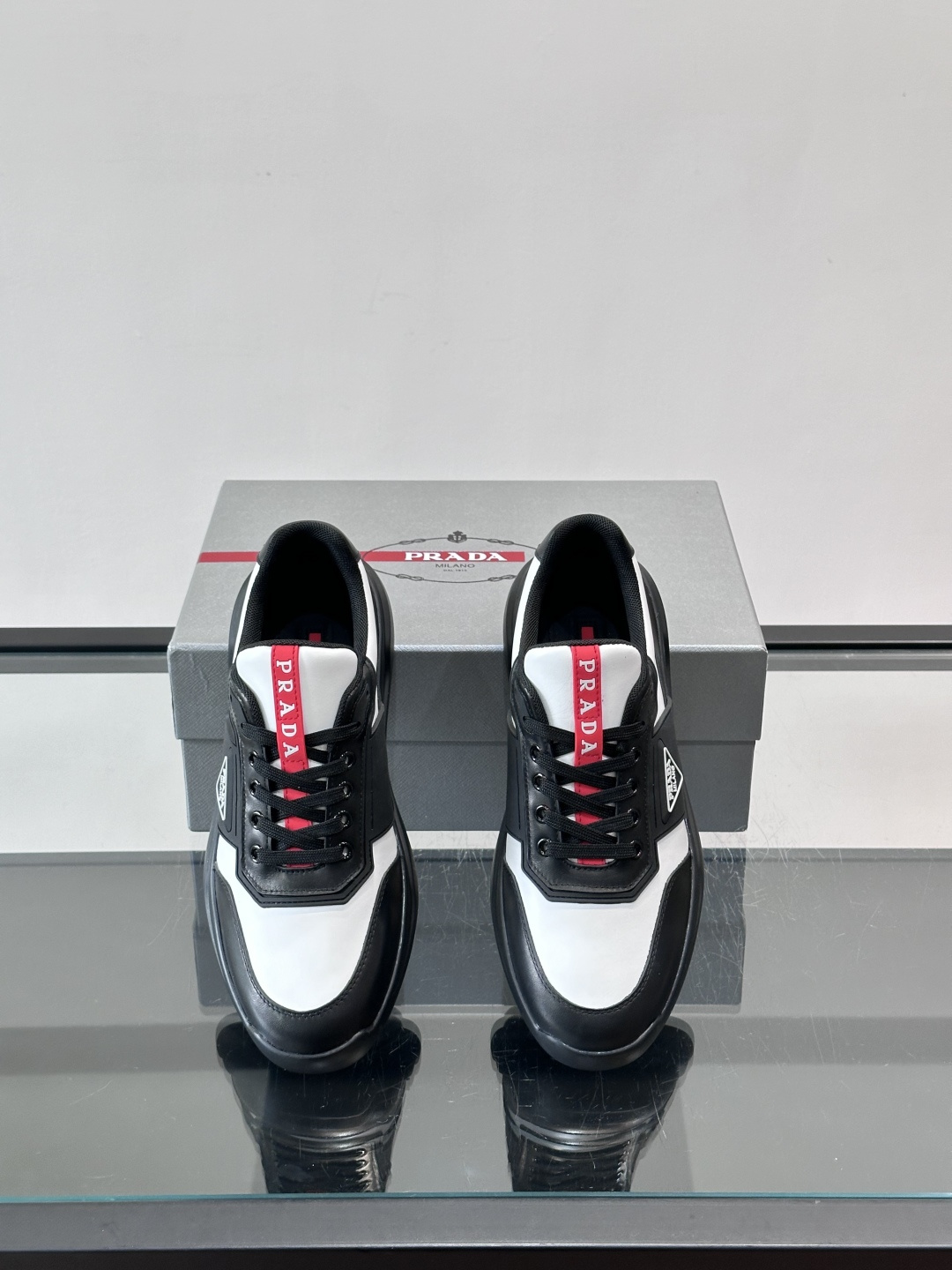 👟PRADA男士运动鞋，采用高品质牛皮+牛皮内里，搭配原厂鞋底，舒适又耐用。鞋面简约，三角Logo+红色