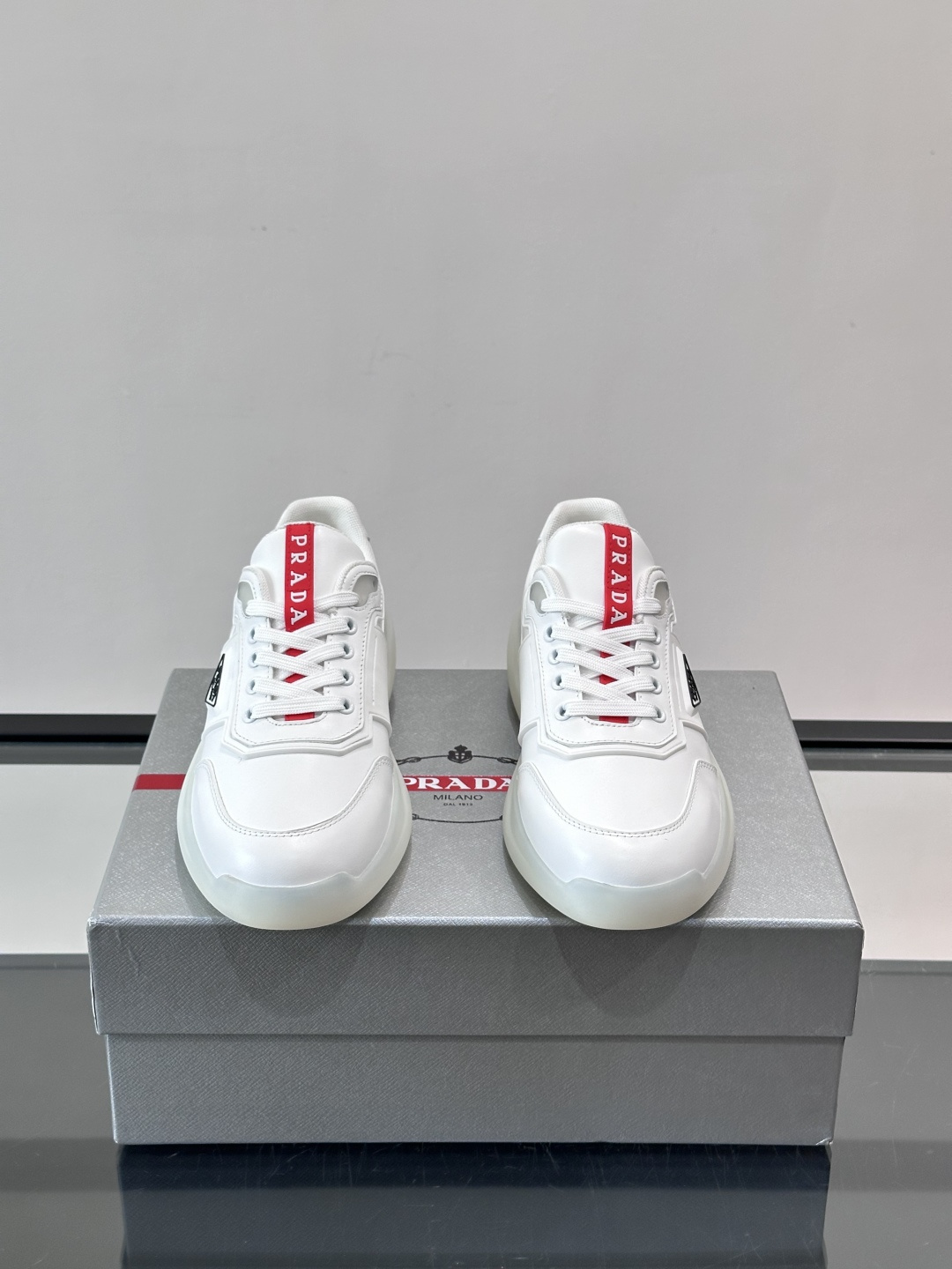 👟PRADA男士运动鞋，采用高品质牛皮+牛皮内里，搭配原厂鞋底，舒适又耐用。鞋面简约，三角Logo+红色