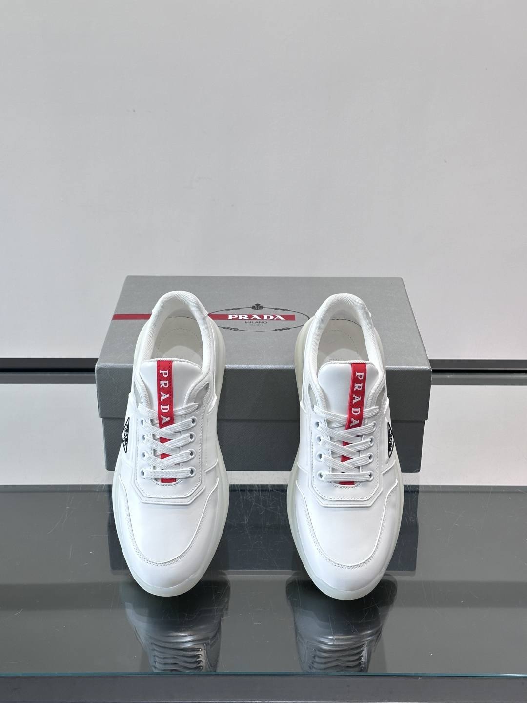 👟PRADA男士运动鞋，采用高品质牛皮+牛皮内里，搭配原厂鞋底，舒适又耐用。鞋面简约，三角Logo+红色