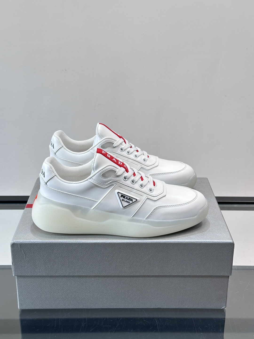 👟PRADA男士运动鞋，采用高品质牛皮+牛皮内里，搭配原厂鞋底，舒适又耐用。鞋面简约，三角Logo+红色