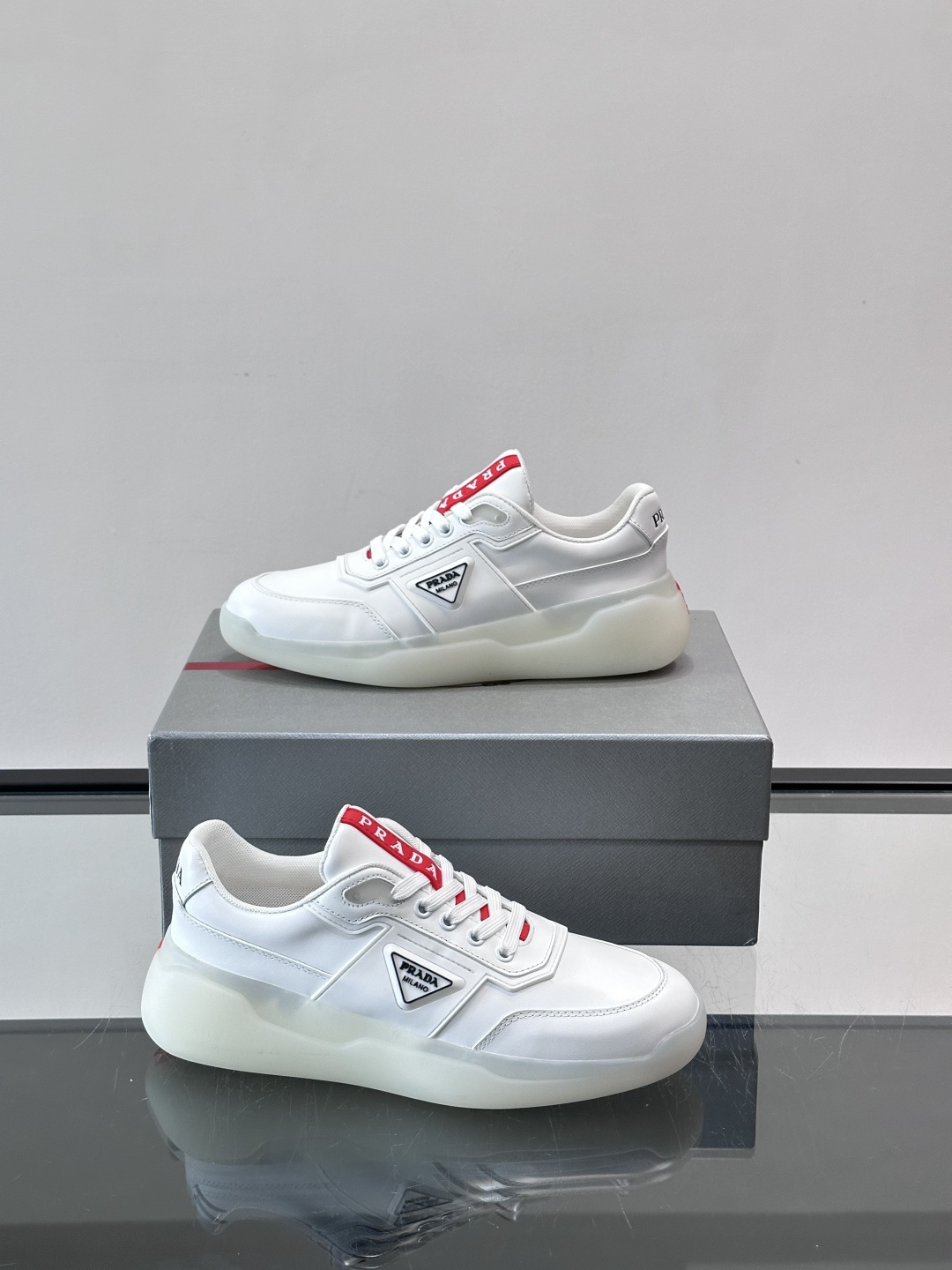 👟PRADA男士运动鞋，采用高品质牛皮+牛皮内里，搭配原厂鞋底，舒适又耐用。鞋面简约，三角Logo+红色