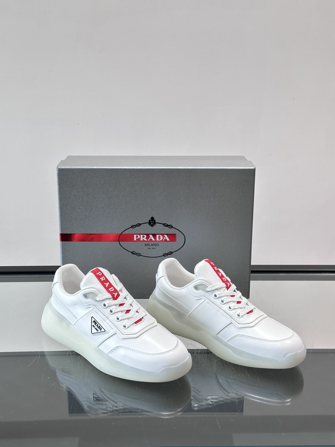 👟PRADA男士运动鞋，采用高品质牛皮+牛皮内里，搭配原厂鞋底，舒适又耐用。鞋面简约，三角Logo+红色