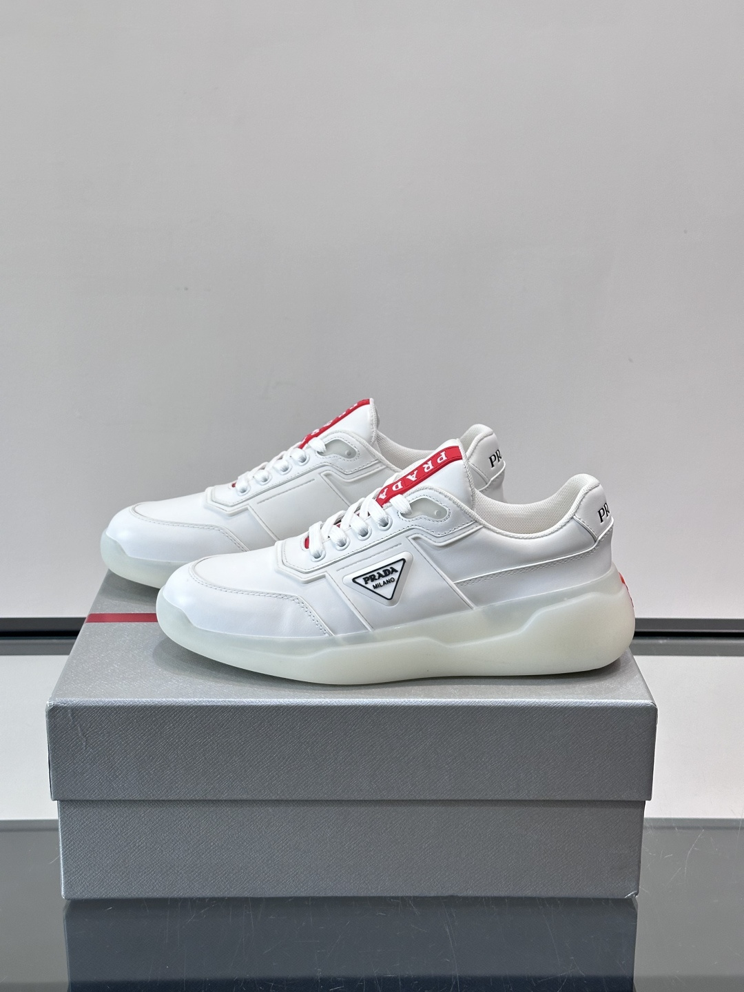 👟PRADA男士运动鞋，采用高品质牛皮+牛皮内里，搭配原厂鞋底，舒适又耐用。鞋面简约，三角Logo+红色