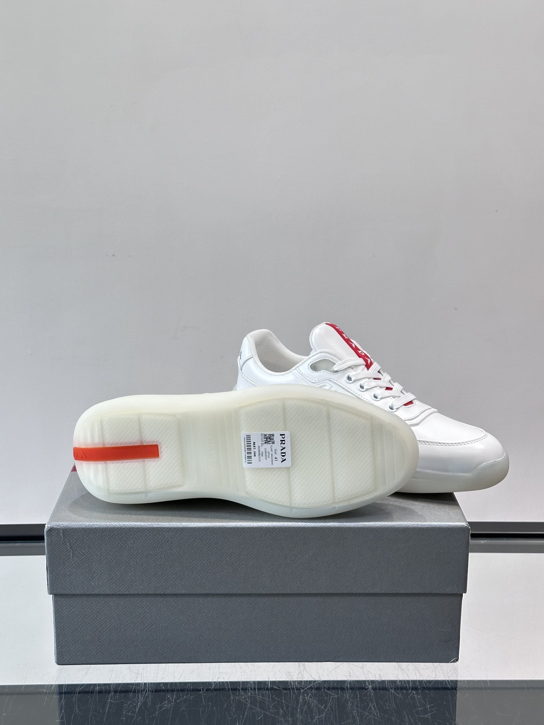 👟PRADA男士运动鞋，采用高品质牛皮+牛皮内里，搭配原厂鞋底，舒适又耐用。鞋面简约，三角Logo+红色