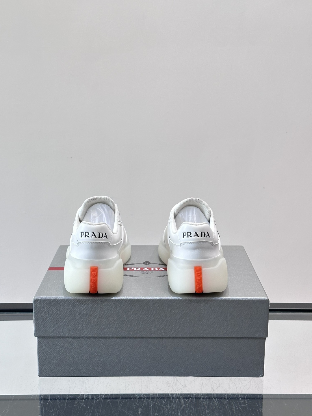 👟PRADA男士运动鞋，采用高品质牛皮+牛皮内里，搭配原厂鞋底，舒适又耐用。鞋面简约，三角Logo+红色