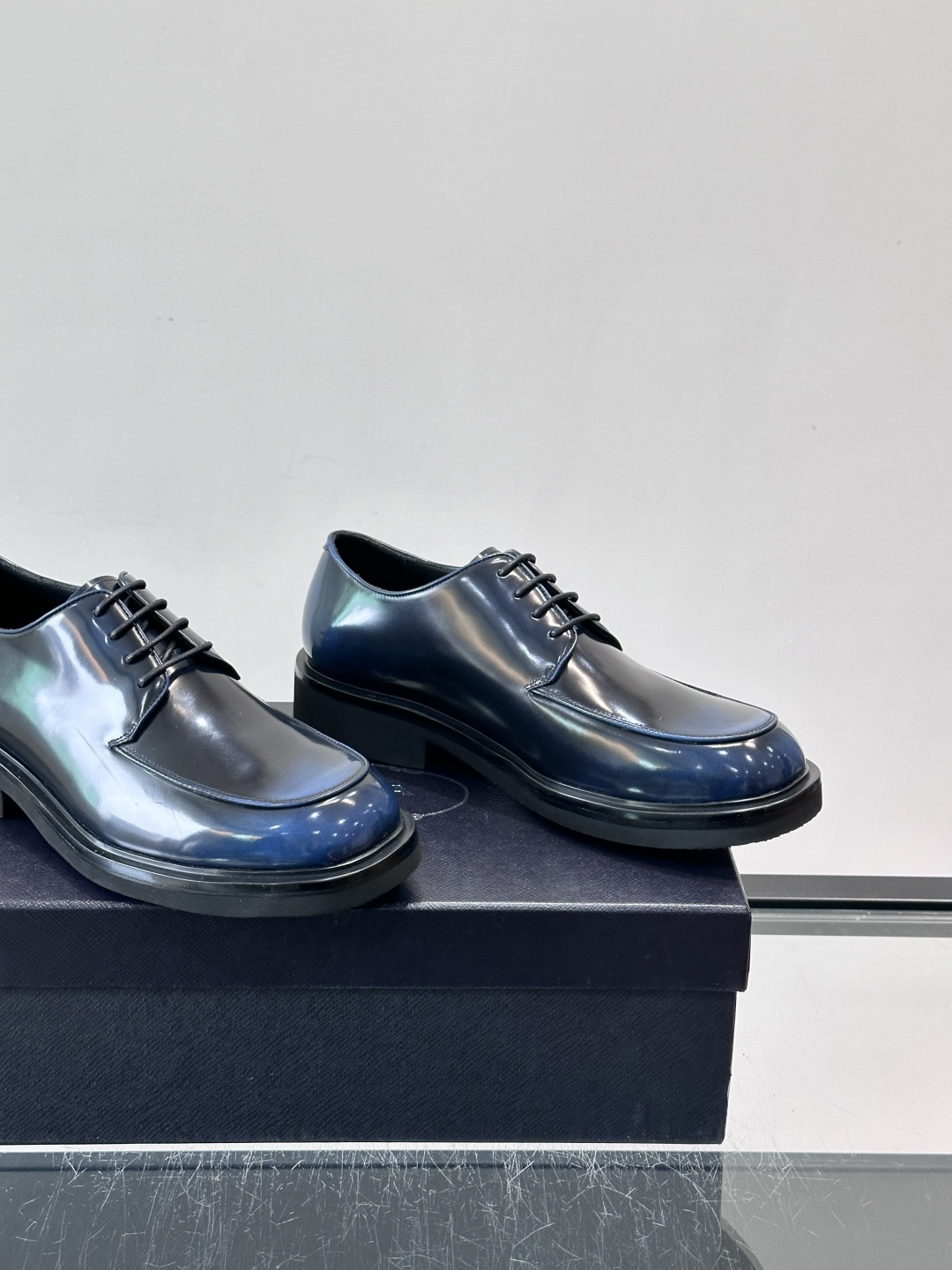 Prada男士德比皮鞋​​🖤这款男士德比皮鞋采用头层牛皮，鞋面光滑细腻，质感满分✨。厚底设计，增高又舒适