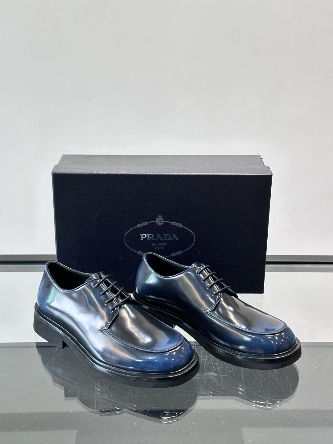 Prada男士德比皮鞋​​🖤这款男士德比皮鞋采用头层牛皮，鞋面光滑细腻，质感满分✨。厚底设计，增高又舒适