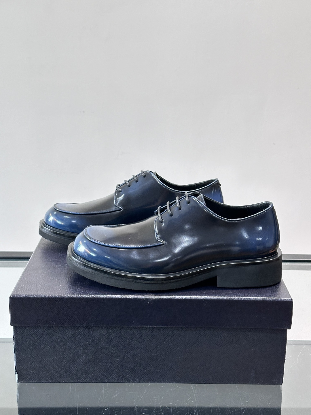 Prada男士德比皮鞋​​🖤这款男士德比皮鞋采用头层牛皮，鞋面光滑细腻，质感满分✨。厚底设计，增高又舒适