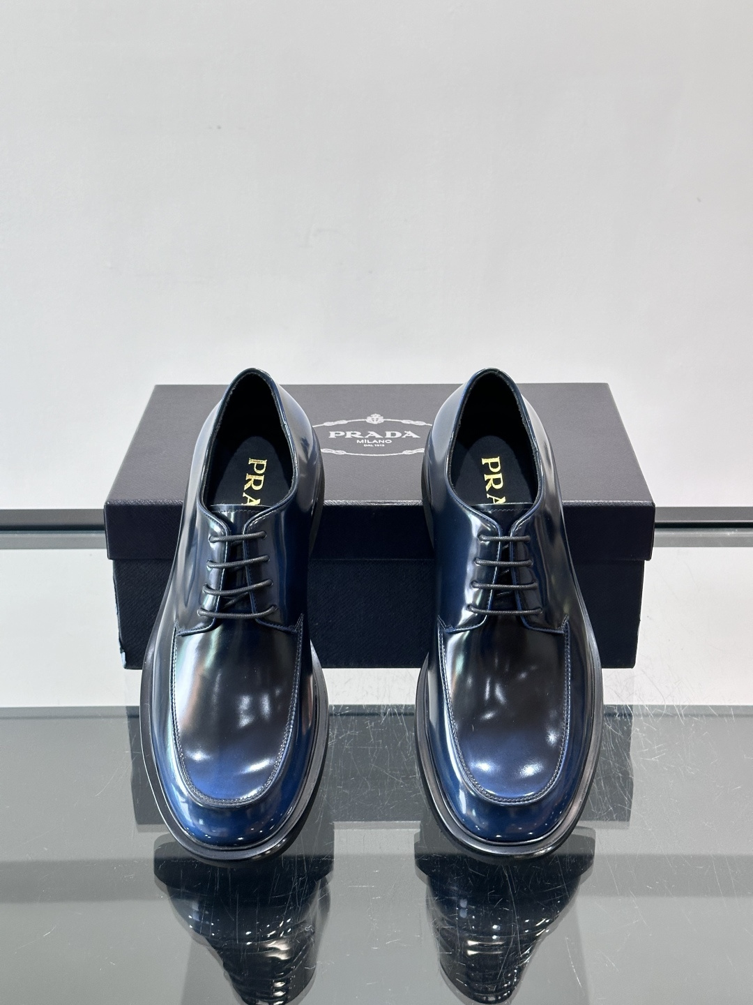 Prada男士德比皮鞋​​🖤这款男士德比皮鞋采用头层牛皮，鞋面光滑细腻，质感满分✨。厚底设计，增高又舒适