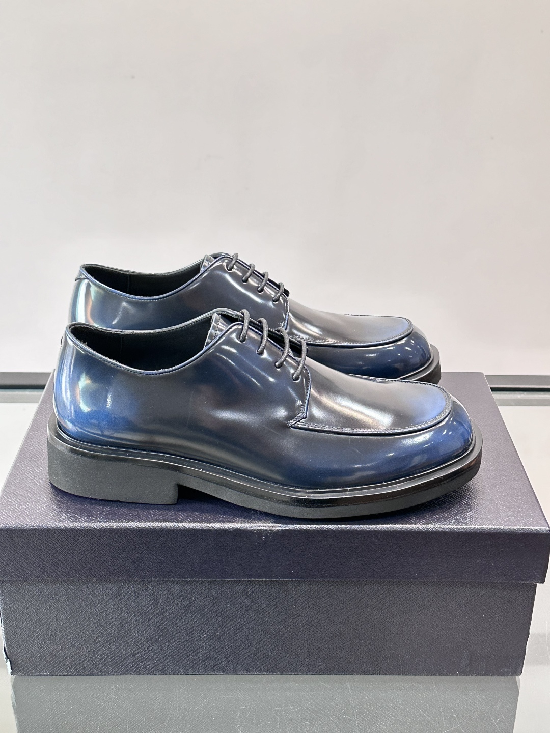 Prada男士德比皮鞋​​🖤这款男士德比皮鞋采用头层牛皮，鞋面光滑细腻，质感满分✨。厚底设计，增高又舒适