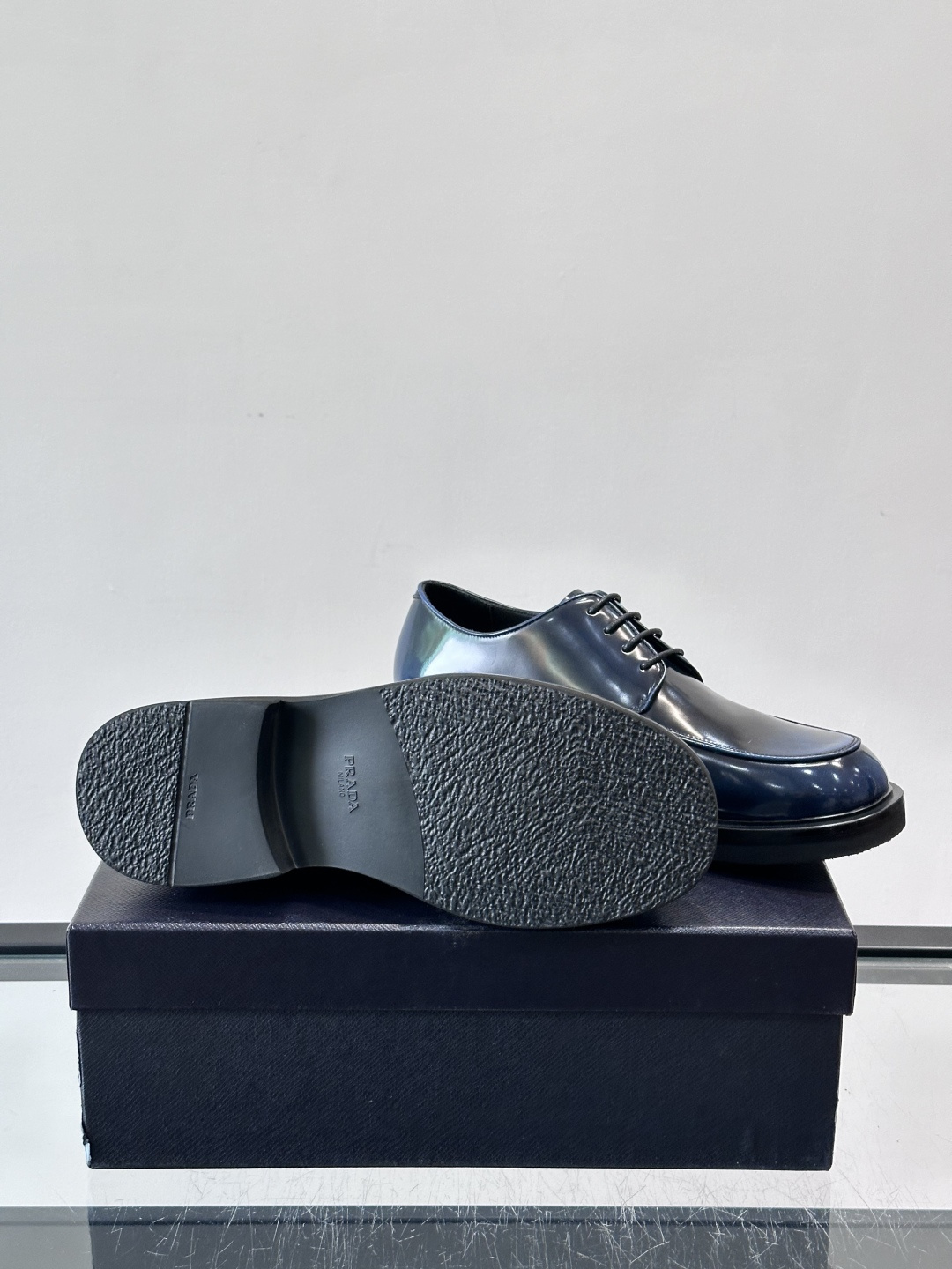 Prada男士德比皮鞋​​🖤这款男士德比皮鞋采用头层牛皮，鞋面光滑细腻，质感满分✨。厚底设计，增高又舒适