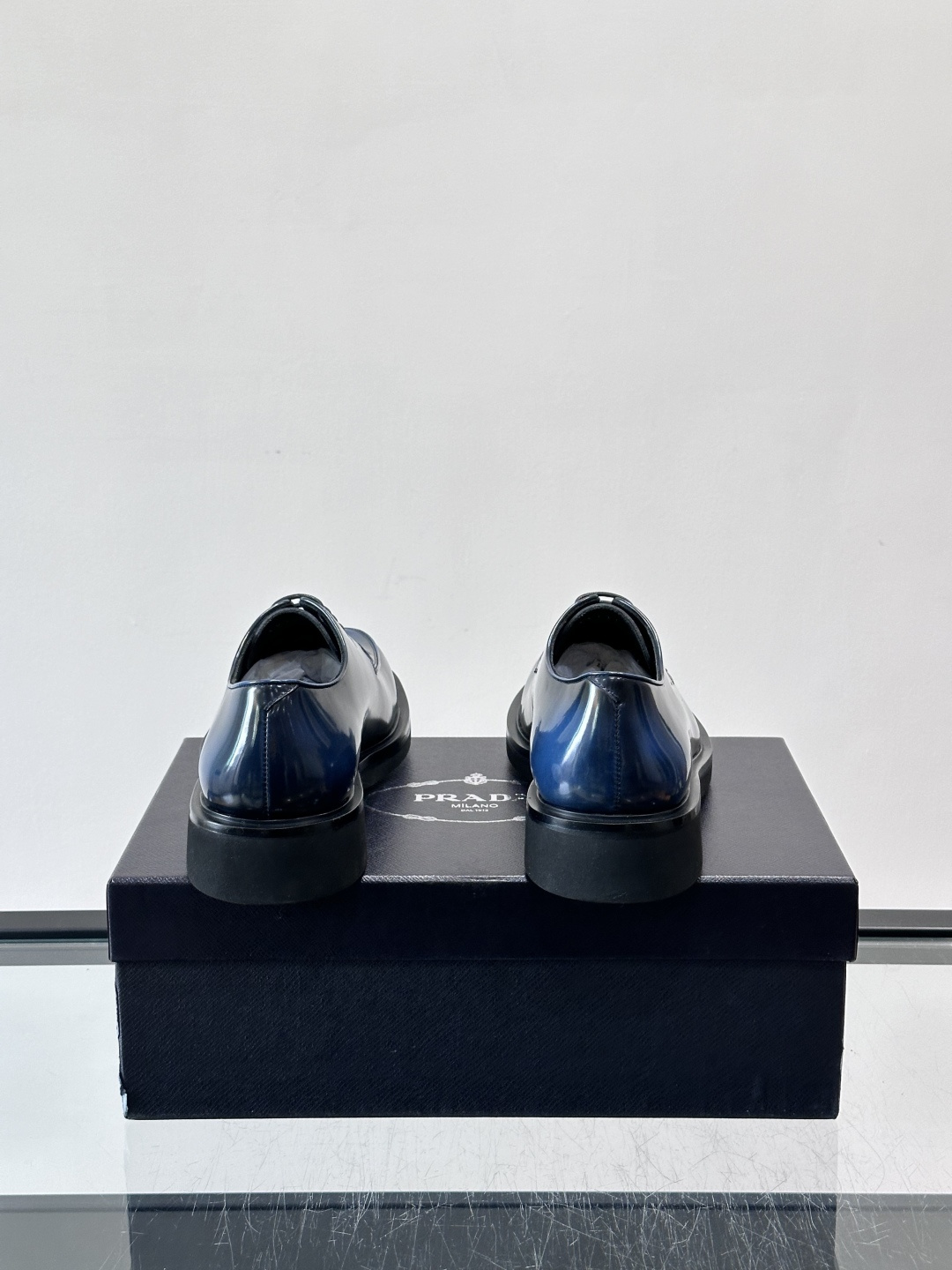 Prada男士德比皮鞋​​🖤这款男士德比皮鞋采用头层牛皮，鞋面光滑细腻，质感满分✨。厚底设计，增高又舒适