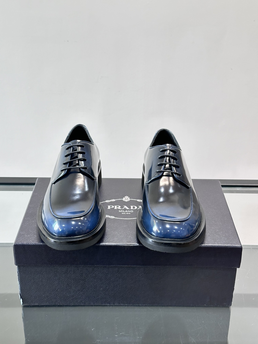 Prada男士德比皮鞋​​🖤这款男士德比皮鞋采用头层牛皮，鞋面光滑细腻，质感满分✨。厚底设计，增高又舒适