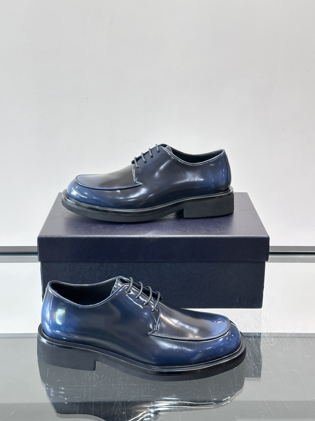 Prada男士德比皮鞋​​🖤这款男士德比皮鞋采用头层牛皮，鞋面光滑细腻，质感满分✨。厚底设计，增高又舒适