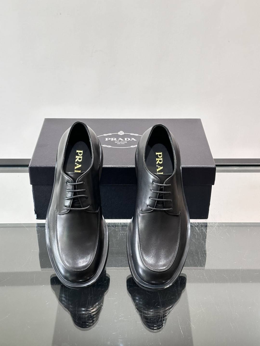 Prada男士德比皮鞋​​🖤这款男士德比皮鞋采用头层牛皮，鞋面光滑细腻，质感满分✨。厚底设计，增高又舒适