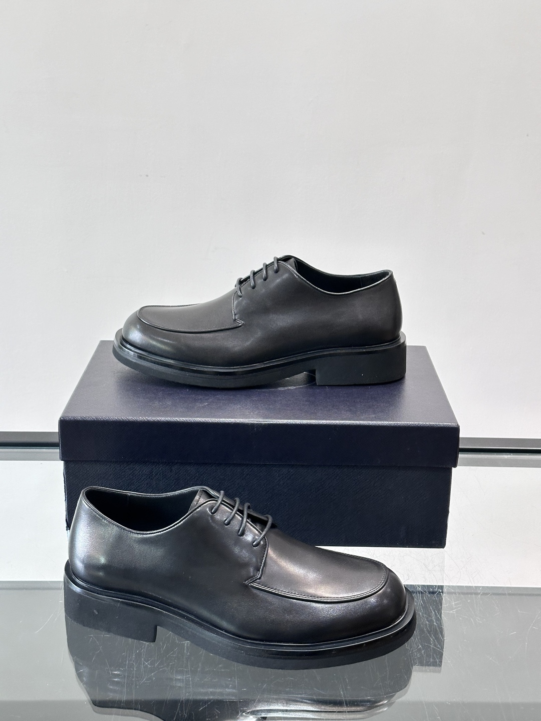 Prada男士德比皮鞋​​🖤这款男士德比皮鞋采用头层牛皮，鞋面光滑细腻，质感满分✨。厚底设计，增高又舒适