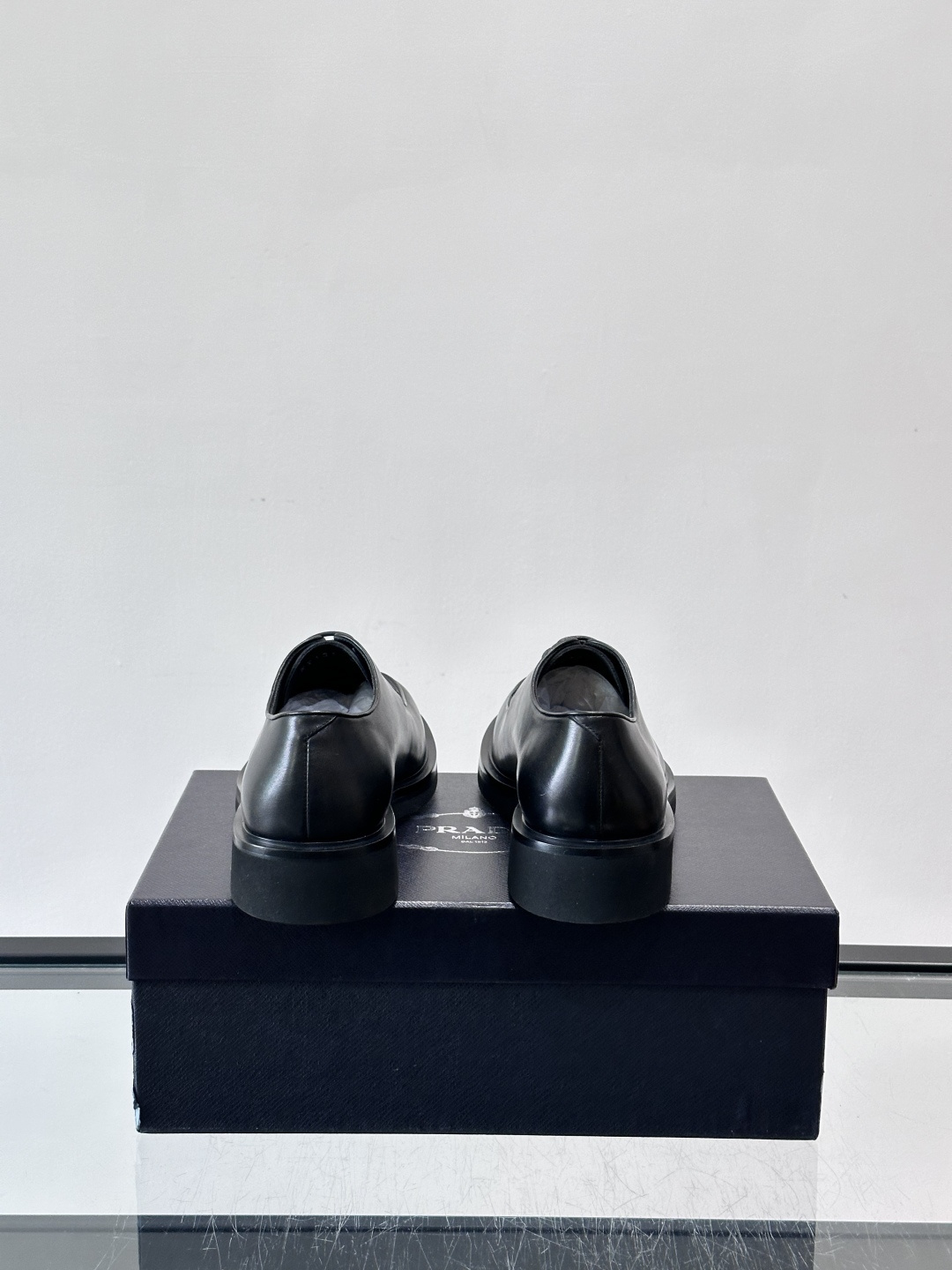 Prada男士德比皮鞋​​🖤这款男士德比皮鞋采用头层牛皮，鞋面光滑细腻，质感满分✨。厚底设计，增高又舒适