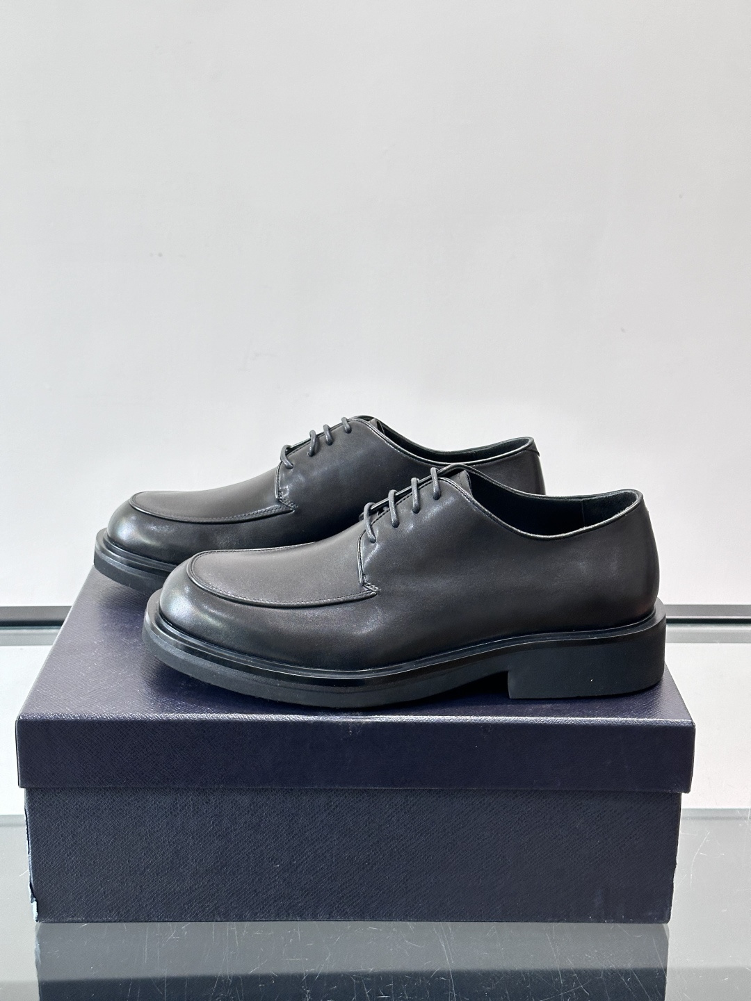 Prada男士德比皮鞋​​🖤这款男士德比皮鞋采用头层牛皮，鞋面光滑细腻，质感满分✨。厚底设计，增高又舒适