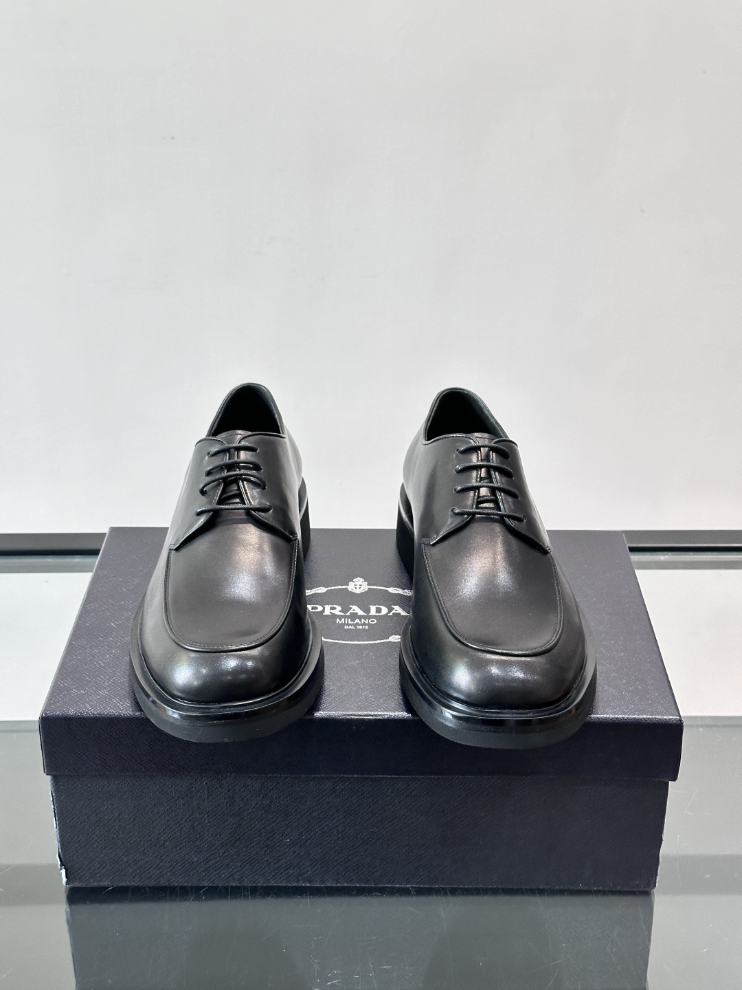 Prada男士德比皮鞋​​🖤这款男士德比皮鞋采用头层牛皮，鞋面光滑细腻，质感满分✨。厚底设计，增高又舒适