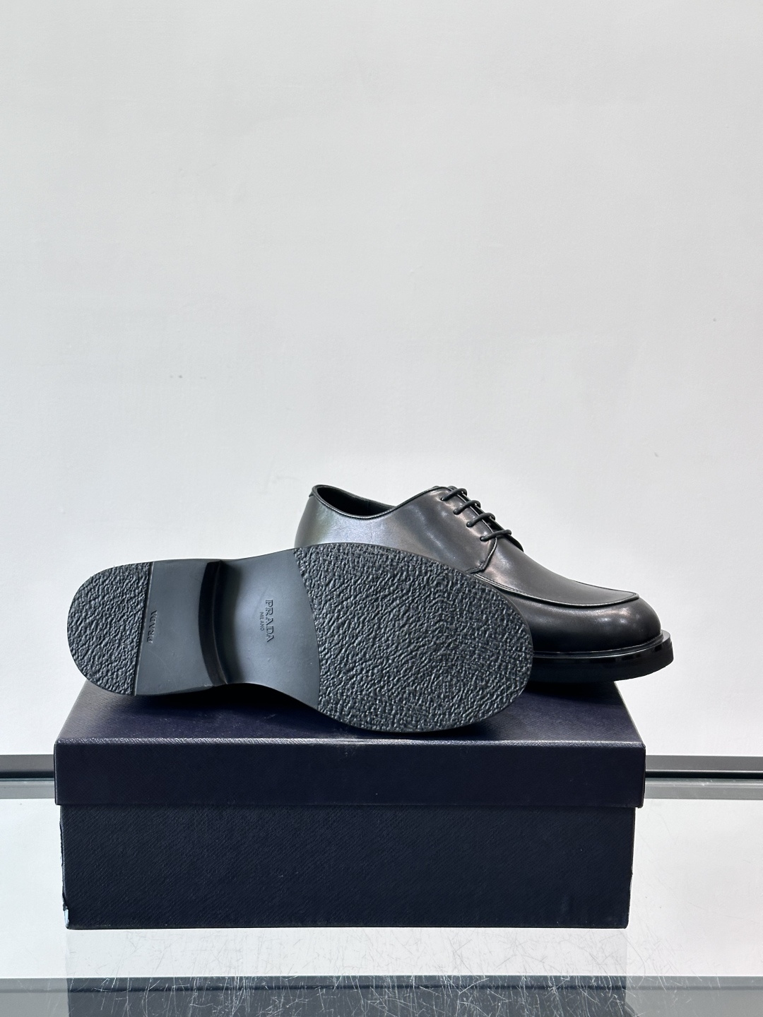 Prada男士德比皮鞋​​🖤这款男士德比皮鞋采用头层牛皮，鞋面光滑细腻，质感满分✨。厚底设计，增高又舒适